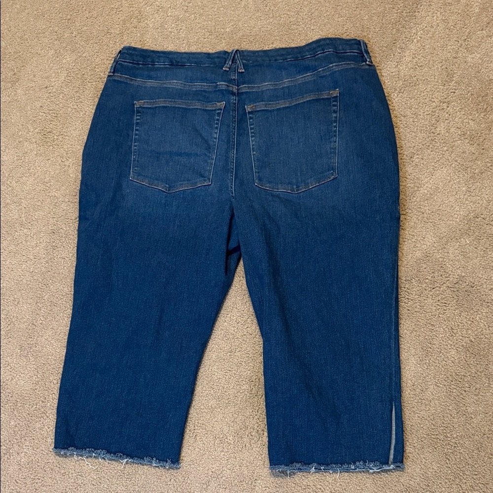 Good American Blue Denim Capri Jeans - Picture 6 of 6